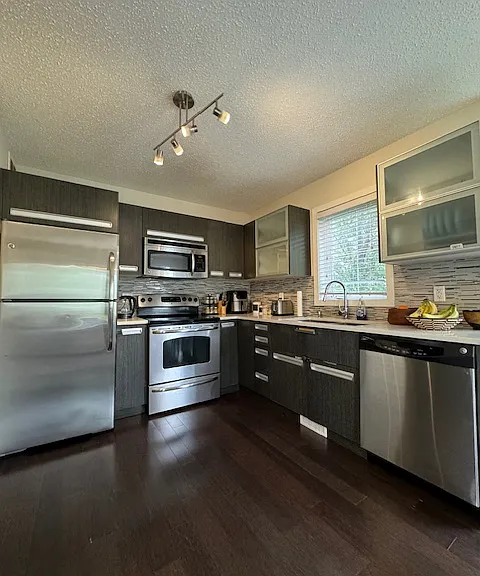 135 Ashworth Cres — Photo 6