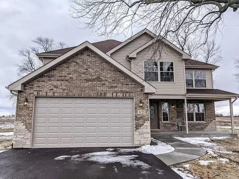 1125 E Goodenow Rd — Photo 2