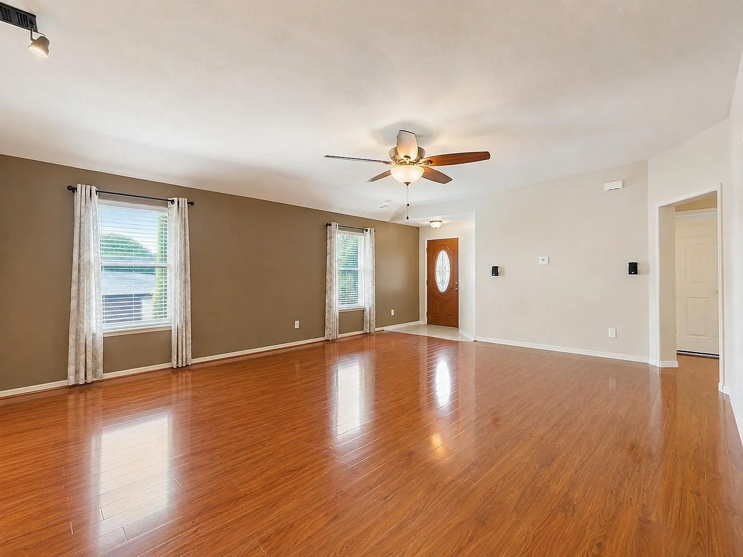 3 bed, 2.0 bath, 1415 sqft, $2,275 — Photo 3