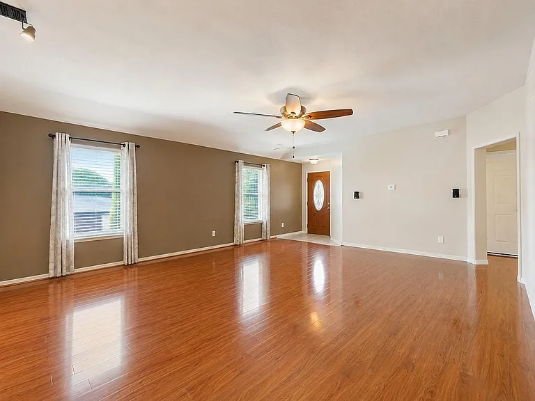 136 Easton Glen Ln — Photo 2