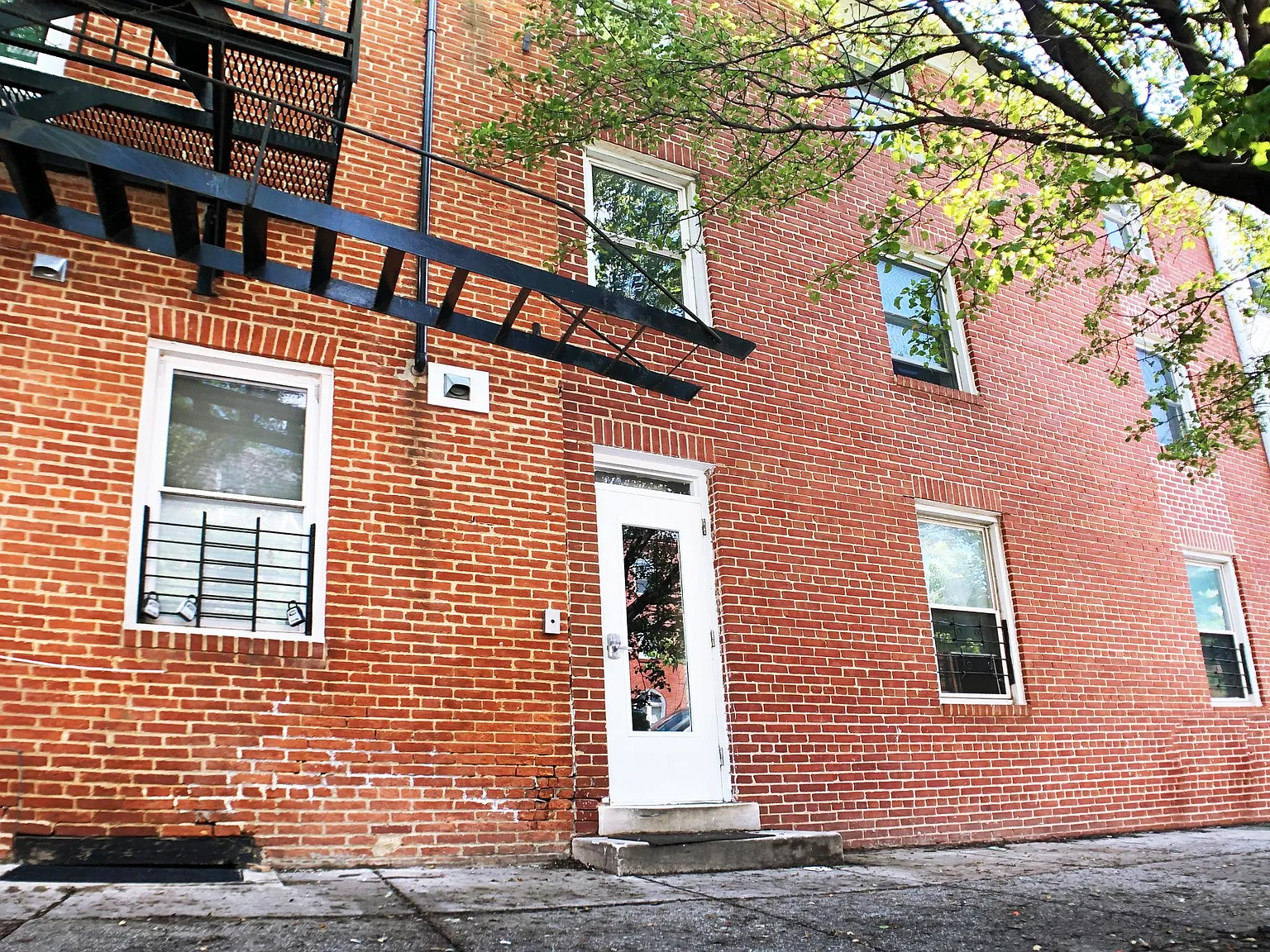 601 Scott St — Photo 3