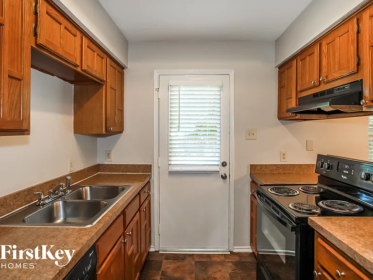 624 S Waxahachie St — Photo 6