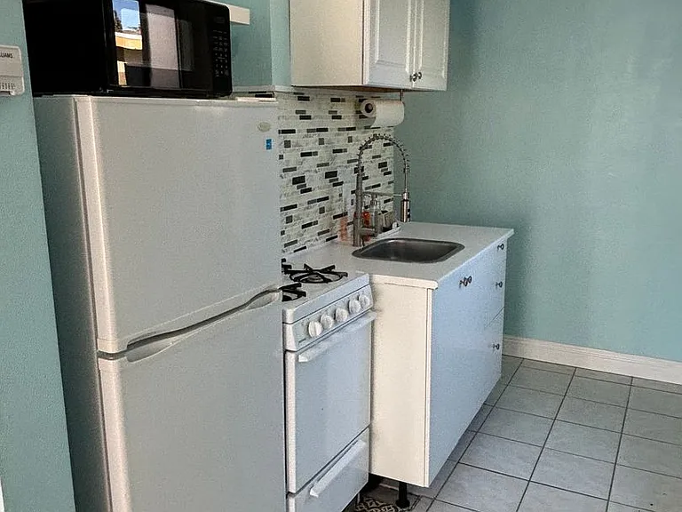 2832 Charlemagne Ave — Photo 10