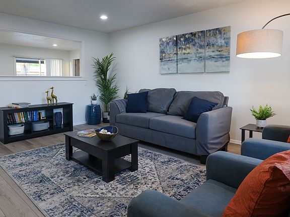4th image of 328 E Dunbar Dr Room 5