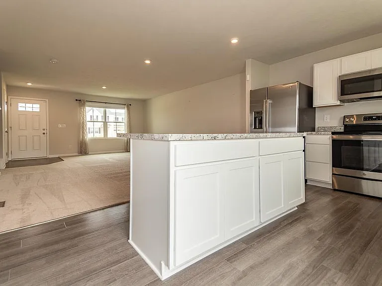 472 Roberta Dr — Photo 3