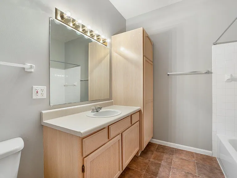 Lake Pointe Apartment Homes — Photo 9