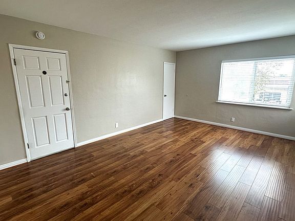 4th image of 2209-0 Poinsettia Dr
