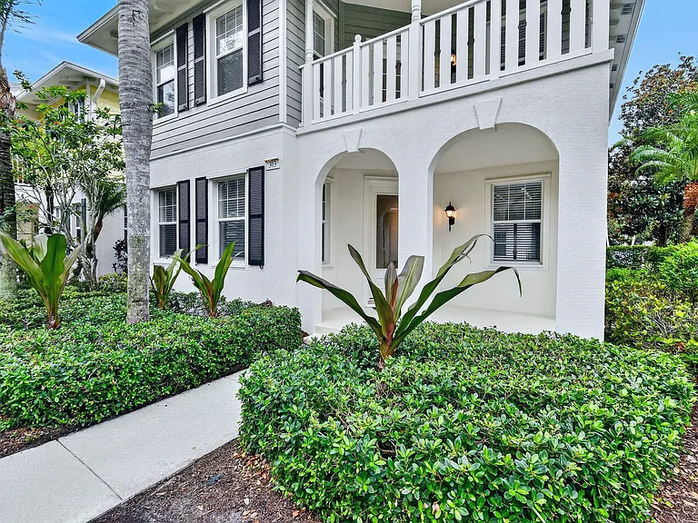 303 Caravelle Dr — Photo 4