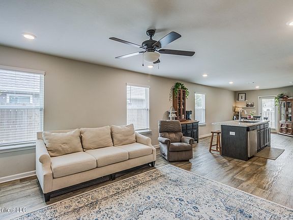 4th image of 2417 Gladiolus St