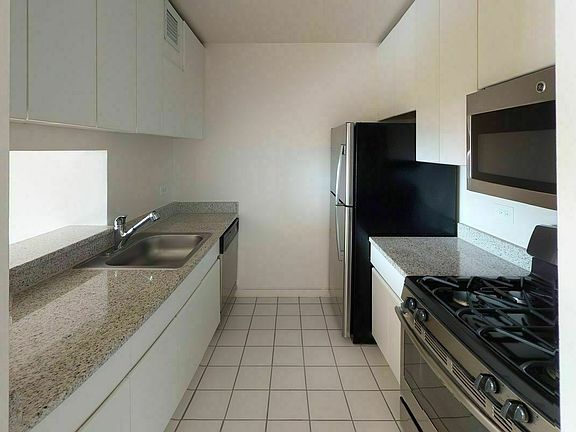 2nd image of 175 E 96th St Penthouse S
