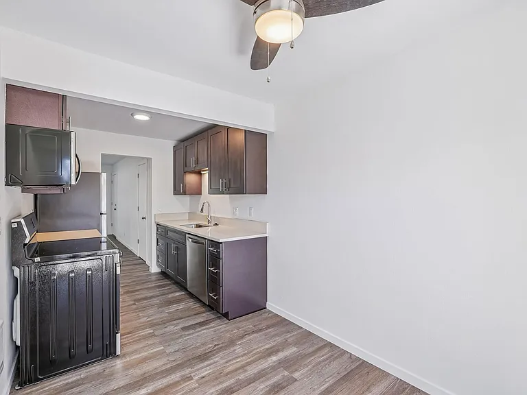 Midland Apartments — Photo 32
