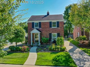 1517 Hollywood Ave, Grosse Pointe Woods, MI 48236
