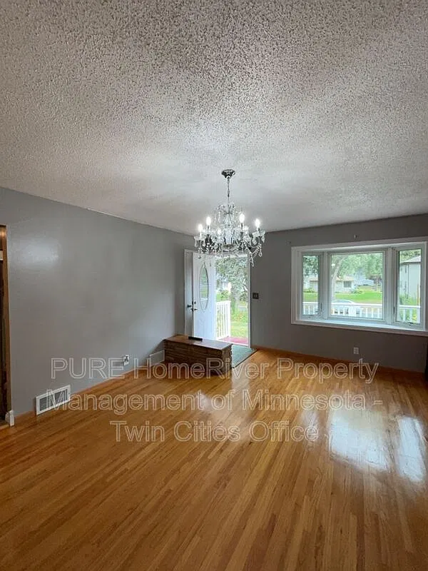 3 bed, 1.0 bath, 1348 sqft, $2,055 — Photo 3
