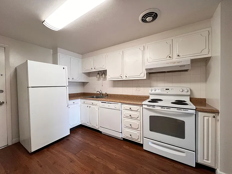 The Envoy Apartments — Photo 1