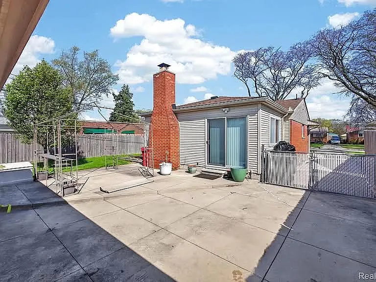 3 bed, 1.5 bath, 2372 sqft, $1,900 — Photo 2