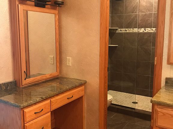 Make-up Station/Shower