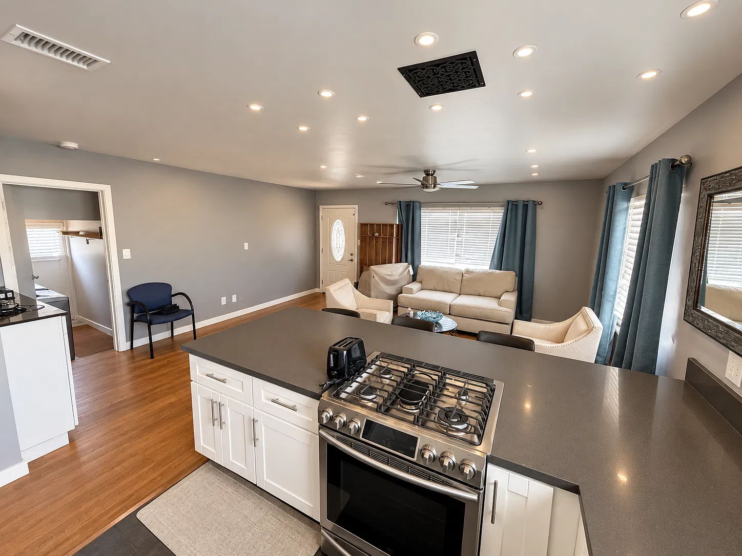 3 bed, 1000 sqft, $4,500 — Photo 2