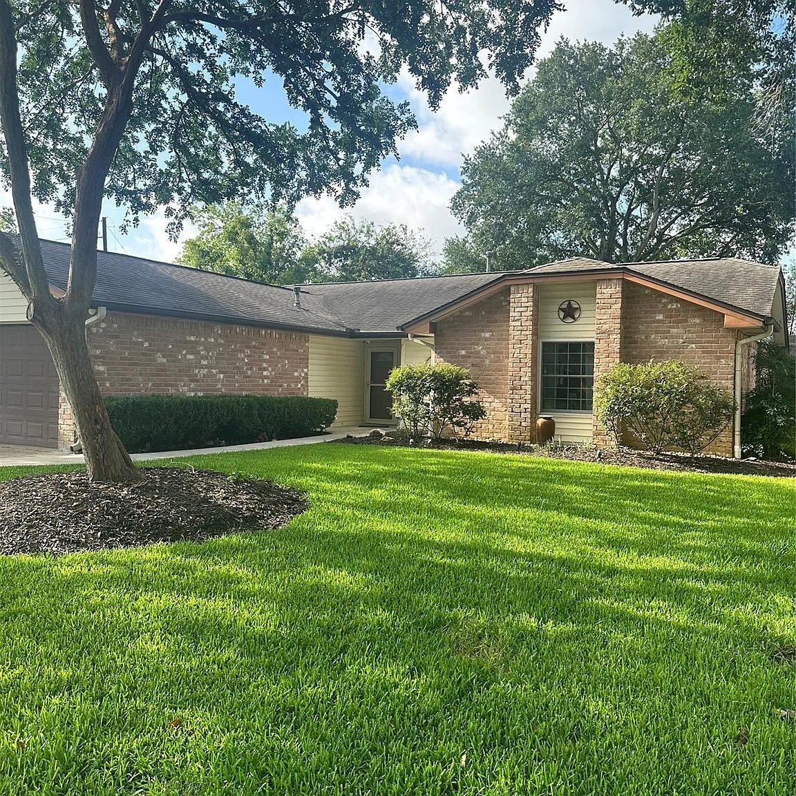 3 bed, 2.0 bath, 1545 sqft, $2,100 — Photo 2