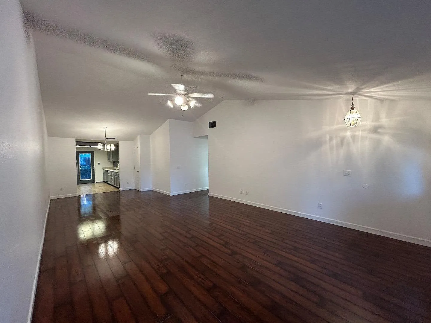 3 bed, 1396 sqft, $2,300 — Photo 3