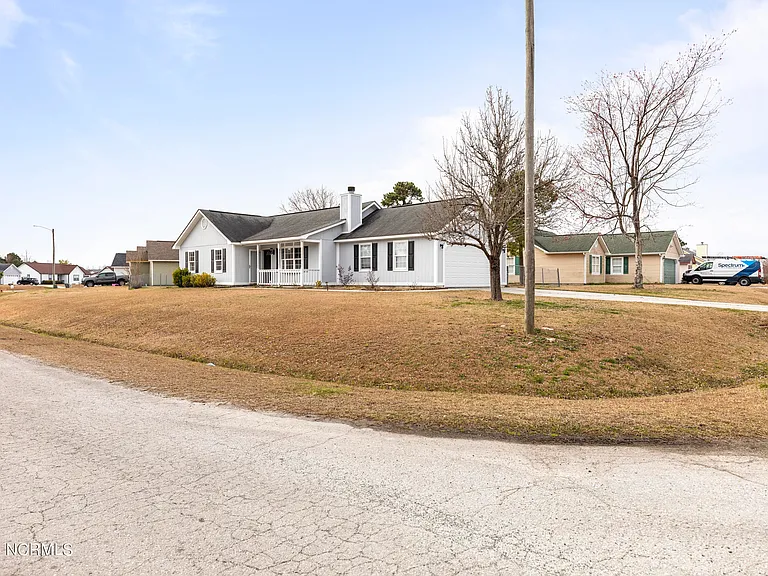 305 Foxridge Ln — Photo 2