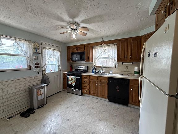 5th image of 8945 N Lyons St
