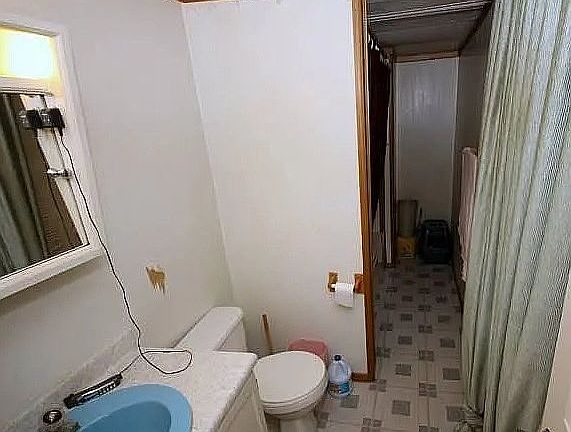 3rd image of 916 W 11th St