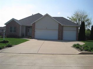 13612 Fawn Dr, Bloomington, IL 61705