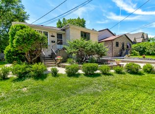 882 Piccadilly Rd, Highland Park, IL 60035