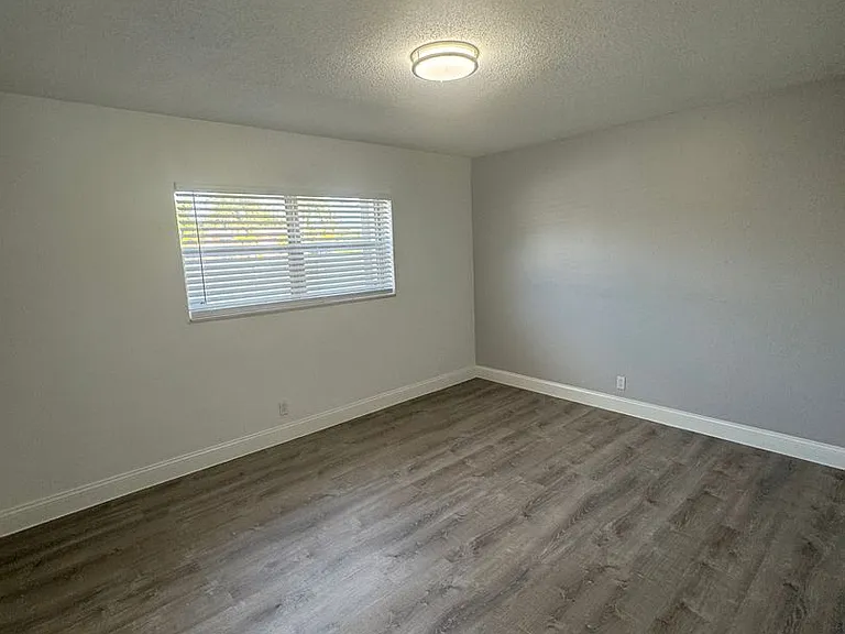2401 NW 9th Ave — Photo 26