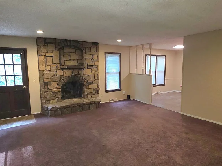 2542 S Regina Ave — Photo 4