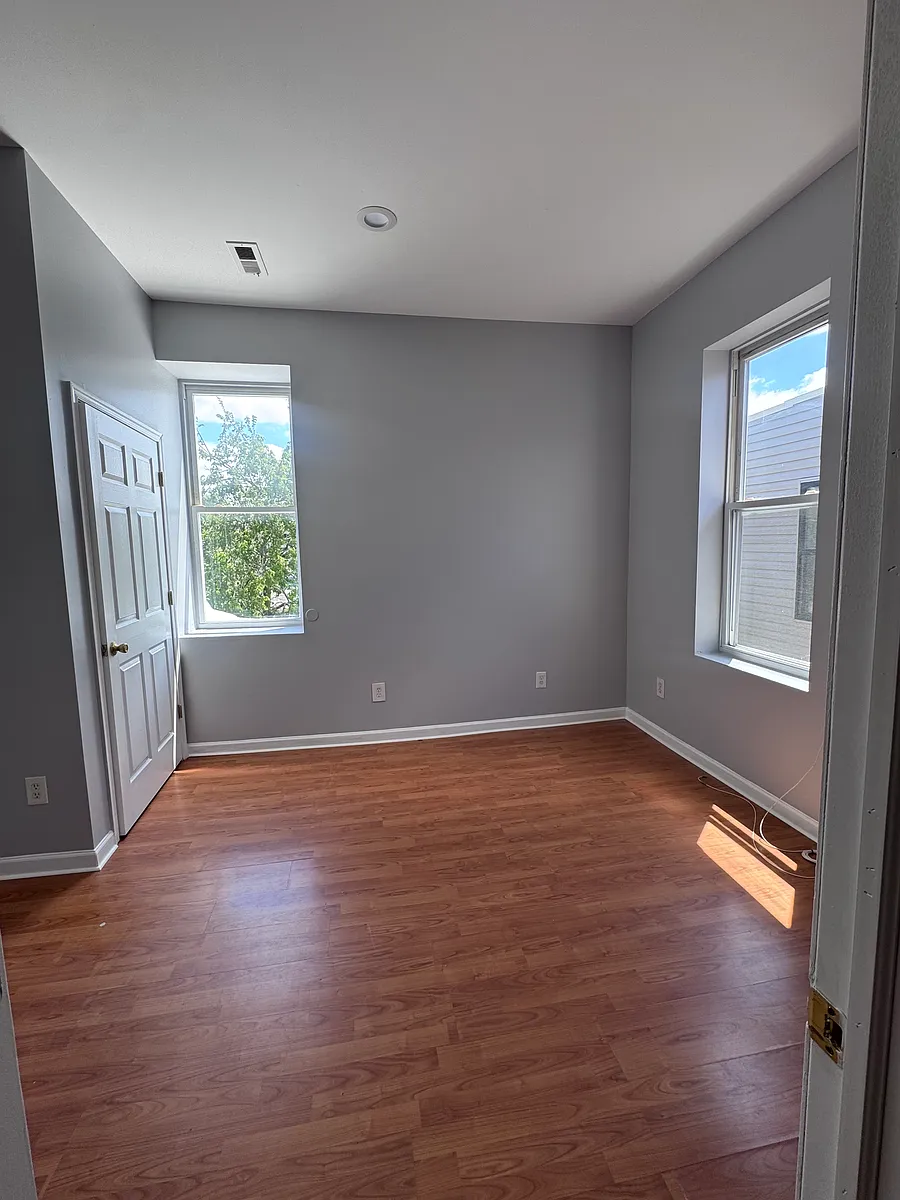 Building Photo - 3325 N 16th St #4