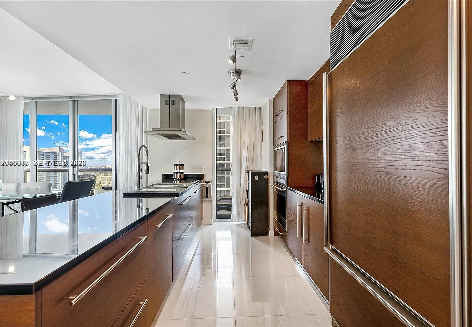 Icon Brickell Condo No 3 — Photo 4