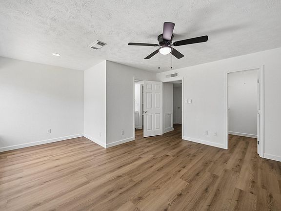 4th image of 22738 Millgate Dr