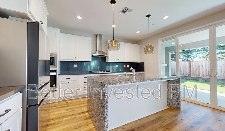 1437 Oak Cir — Photo 2