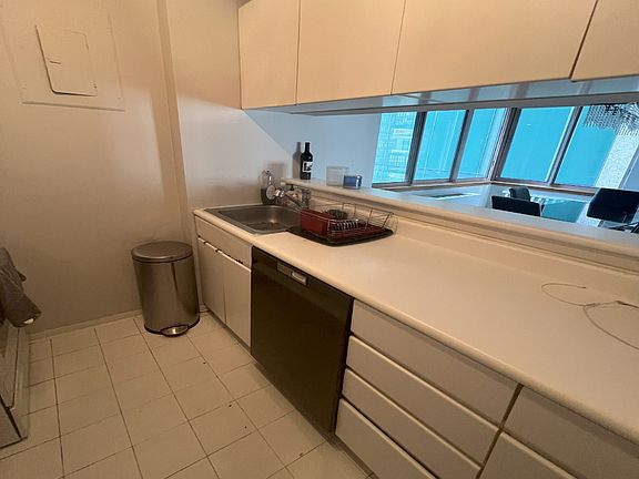 4th image of 235 E 40th St APT 16D