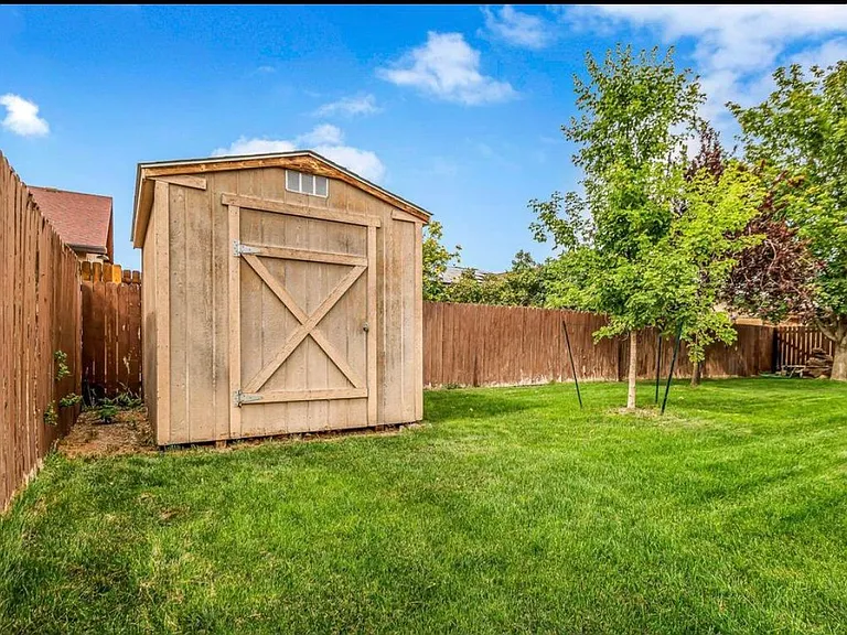 1215 Breeze Dr — Photo 24