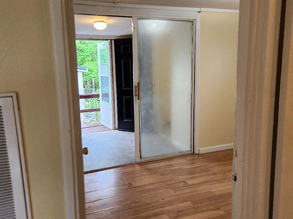 5th image of 103 E Maxwell St
