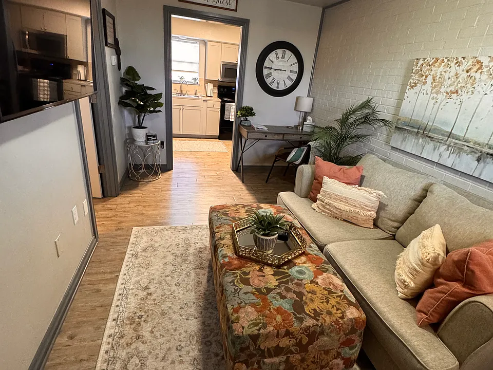 1207 W Gore Blvd #11