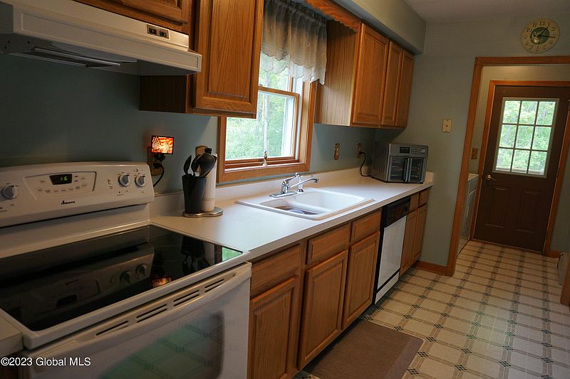 2nd image of 131 Sinclair Road
