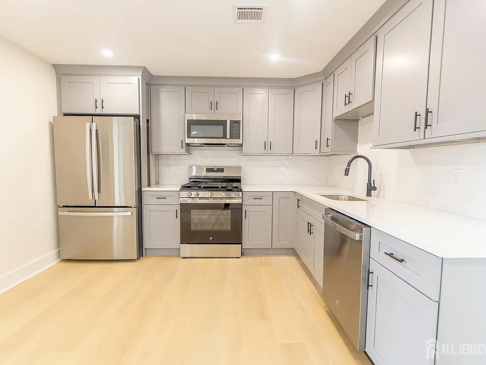 450 Packer Pl #2