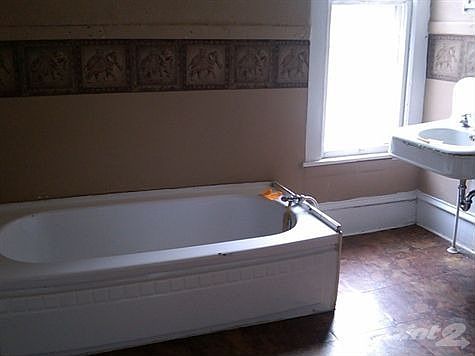 3rd image of 833 Geneva Ave SE