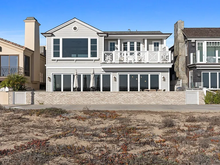 1215 E Balboa Blvd — Photo 3