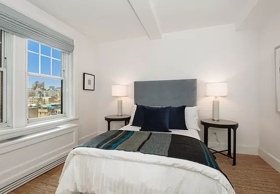 4th image of 27 W 72nd St #1407