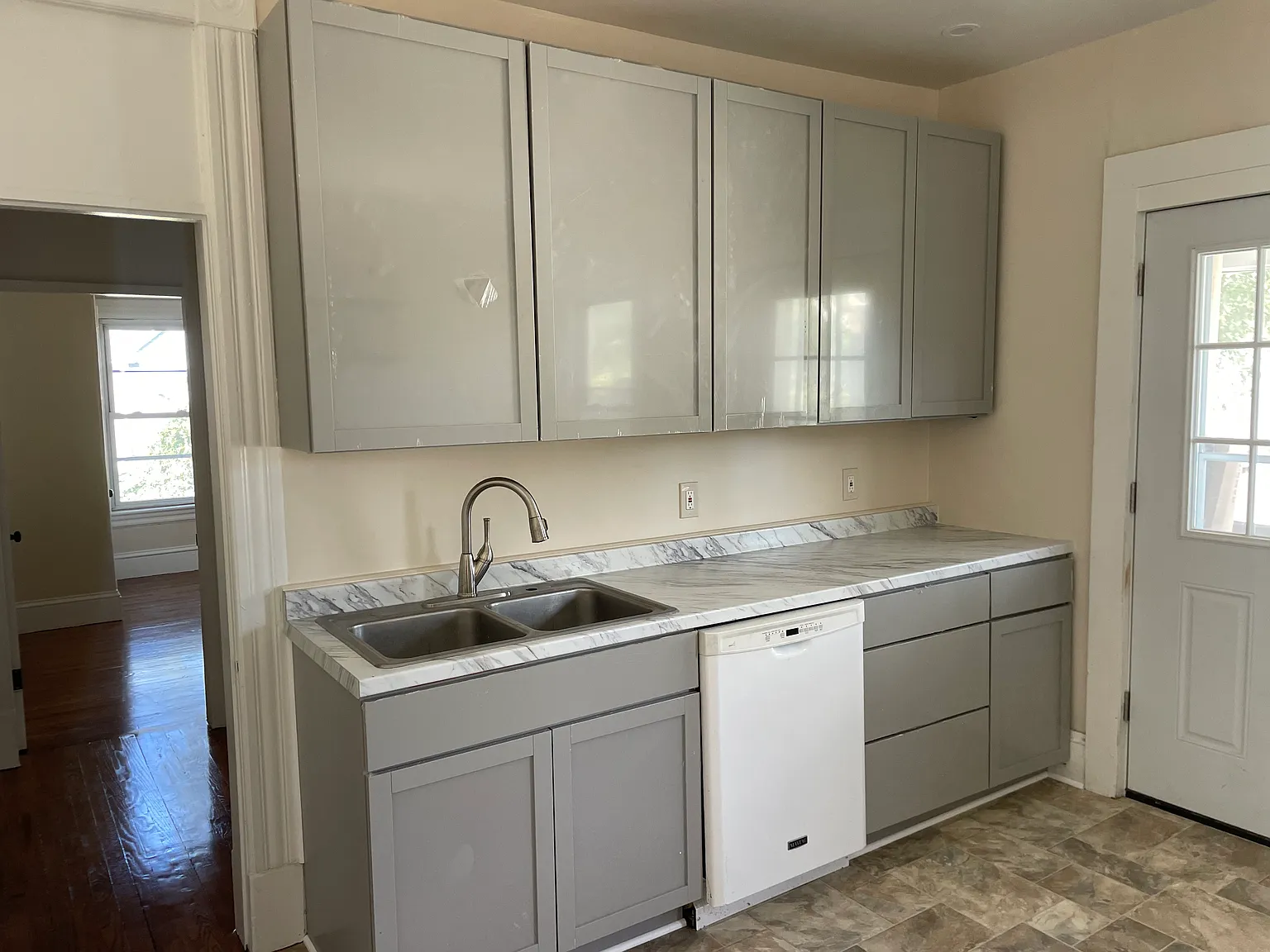 3 bed, 720 sqft, $1,900 — Photo 1