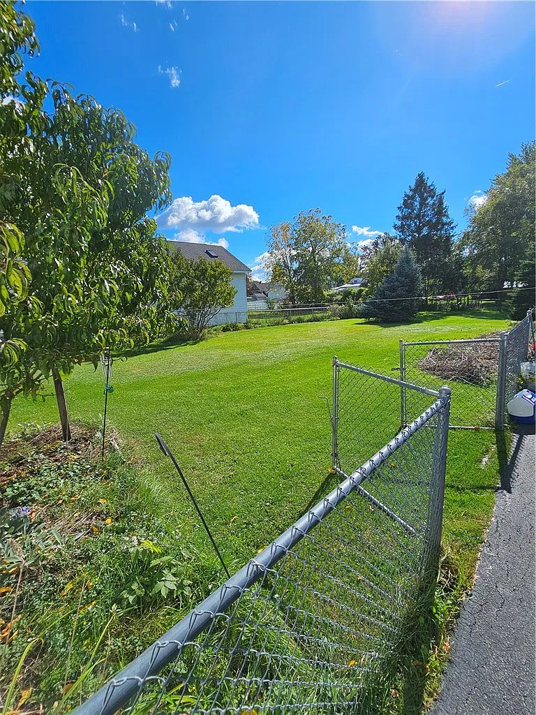 2 bed, 1.0 bath, 984 sqft, $1,150 — Photo 2