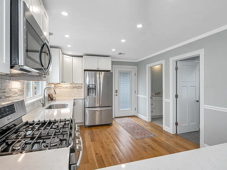 352 Portsmouth Ave — Photo 4