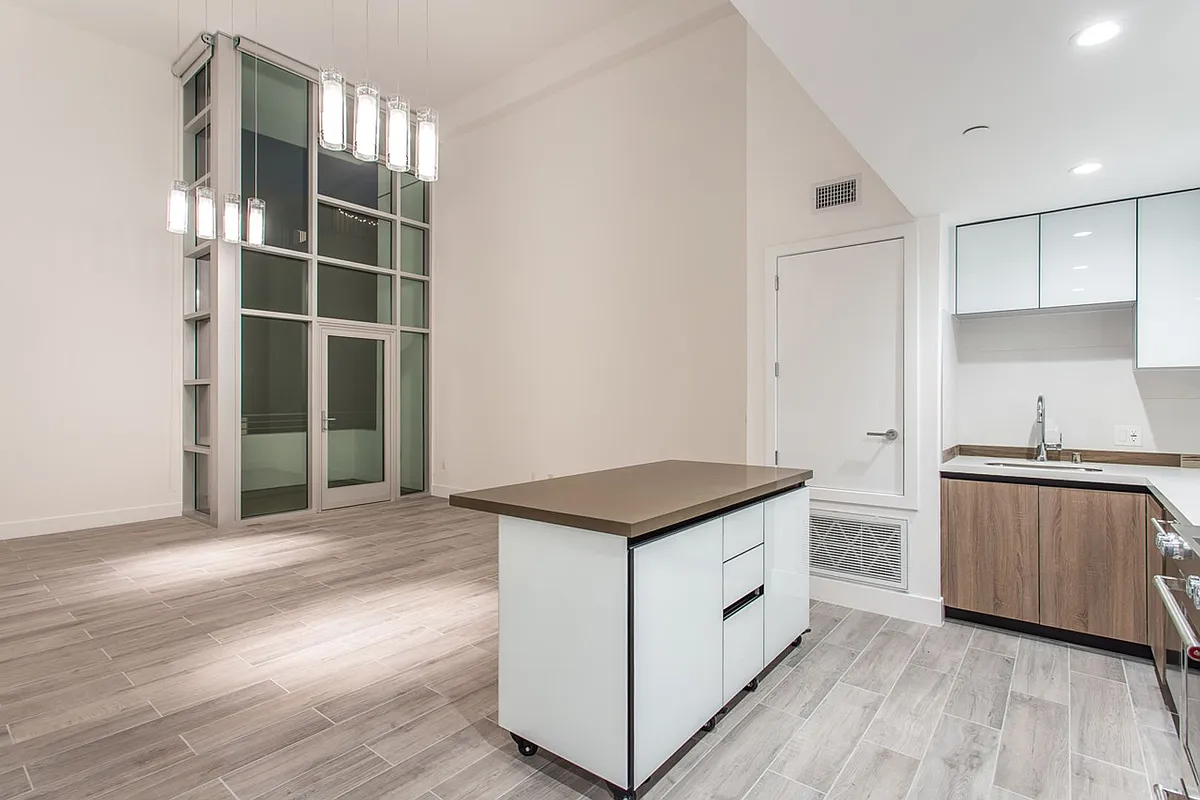 Building Photo - La Brea Regency LLC