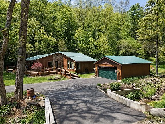 5th image of 6179 Hart Rd