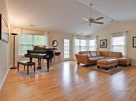 4th image of 5640 Middlebury Ln #0