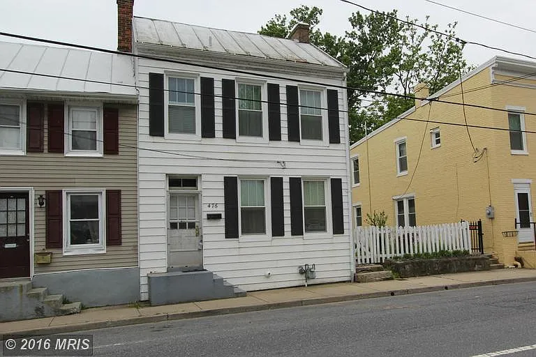 476 W South St photo 1